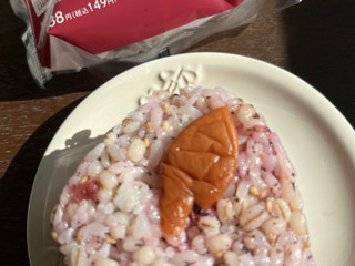 「ローソン たっぷり食物繊維が摂れる 梅しそごはんおにぎり 国産もち麦入り」のクチコミ画像 by chan-manaさん