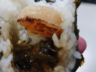 「ローソン おにぎり屋 金しゃりおにぎり 柚子胡椒香る炙り帆立と切昆布 北海道産帆立使用」のクチコミ画像 by tddtakaさん