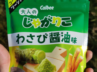 「カルビー じゃがりこ辛いやつ わさび醤油味 袋38g」のクチコミ画像 by NeOさん