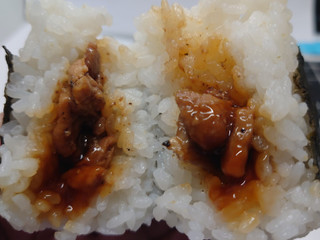 「セブン-イレブン ぶたはげ監修 炭火焼き豚丼風おむすび」のクチコミ画像 by tddtakaさん