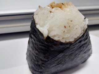 「ローソン おにぎり屋 金しゃりおにぎり 炭火焼牛カルビ」のクチコミ画像 by tddtakaさん