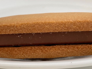 「カルディ チョコレートサンドクッキー 塩キャラメル 袋1個」のクチコミ画像 by パン太郎さん