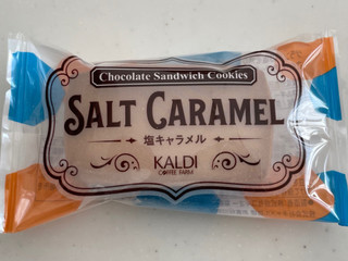 「カルディ チョコレートサンドクッキー 塩キャラメル 袋1個」のクチコミ画像 by パン太郎さん