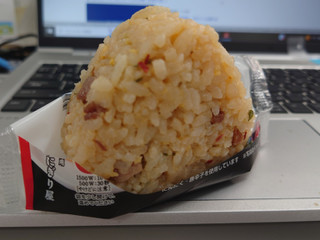 「ローソン おにぎり屋 天下一品監修 こってりスープ仕立ての炒飯おにぎり」のクチコミ画像 by tddtakaさん
