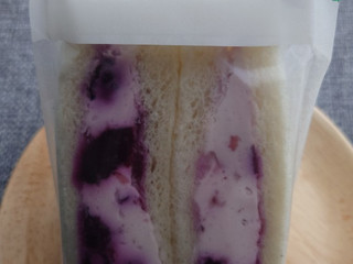 「セブン-イレブン ブルーベリーサンド」のクチコミ画像 by minimomoさん