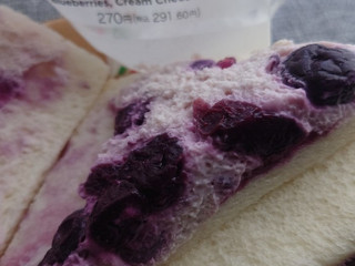 「セブン-イレブン ブルーベリーサンド」のクチコミ画像 by minimomoさん