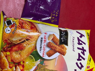今週の新着アイテム 高評価】岩塚製菓 THEひとつまみ トムヤムクン味 地球の歩き ヴァイスシュヴァルツ
