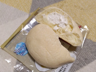 「ファミリーマート ファミマルBakery たっぷりレアチーズクリームパン」のクチコミ画像 by やっぺさん