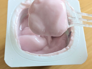 「ダノン ダノンビオ ヨーグルト 贅沢搾りぶどう カップ75g×4」のクチコミ画像 by まめぱんださん