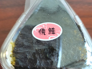 ちぃ | 鮭おにぎり🍙 皮ごとおにぎりに𓍯 皮も美味しくて、皮を