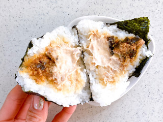 中評価】ローソン おにぎり屋 大きなおにぎり二点盛り 鮭昆布