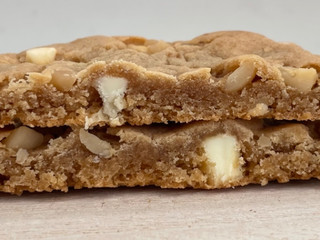 中評価】ローソン ホワイトチョコチャンクマカダミアクッキーの感想