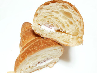 「フジパン クロワッサンサンド 青森県産カシス＆ホイップ 袋1個」のクチコミ画像 by つなさん