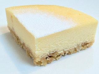 「ロピア 迎春 白いチーズケーキ 濃厚ベイクド」のクチコミ画像 by はるなつひさん