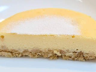 「ロピア 迎春 白いチーズケーキ 濃厚ベイクド」のクチコミ画像 by はるなつひさん