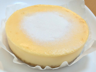「ロピア 迎春 白いチーズケーキ 濃厚ベイクド」のクチコミ画像 by はるなつひさん