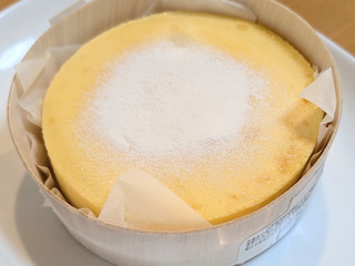 「ロピア 迎春 白いチーズケーキ 濃厚ベイクド」のクチコミ画像 by はるなつひさん