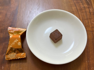 高評価】明治 メルティーキッス とろけて香るヘーゼルナッツの 高評価】明治 メルティーキッス とろけて香るヘーゼルナッツの