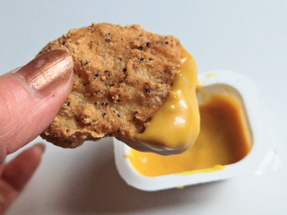 「マクドナルド スパイシーチキンマックナゲット 黒胡椒ガーリック」のクチコミ画像 by taaさん