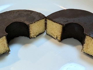 「ファミリーマート プレミアムチョコがけバウムクーヘン」のクチコミ画像 by はるなつひさん