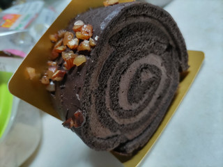 「ファミリーマート ファミマルSweets 濃厚ショコラロール」のクチコミ画像 by なんやかんやさん