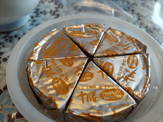 「明治 北海道十勝カマンベールチーズブラックペッパー薫るトリュフ風味 切れてるタイプ 箱90g」のクチコミ画像 by なんやかんやさん