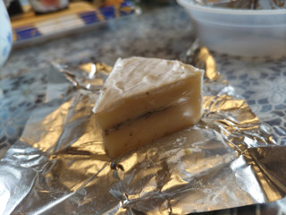 「明治 北海道十勝カマンベールチーズブラックペッパー薫るトリュフ風味 切れてるタイプ 箱90g」のクチコミ画像 by なんやかんやさん