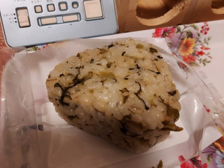 「ミニストップ 国産もち麦にぎっちゃいました！高菜ごはん」のクチコミ画像 by ハムちゃんハムジさん