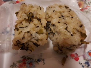 「ミニストップ 国産もち麦にぎっちゃいました！高菜ごはん」のクチコミ画像 by ハムちゃんハムジさん