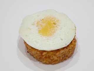 「セブン-イレブン 玉子をのせたキムチ炒飯おむすび」のクチコミ画像 by ばぶたろうさん