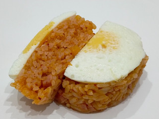 「セブン-イレブン 玉子をのせたキムチ炒飯おむすび」のクチコミ画像 by ばぶたろうさん