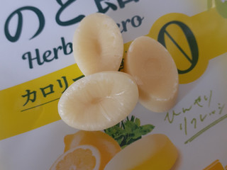 「サラヤ ラカント ハーブのど飴 レモンハーブ味 袋30g」のクチコミ画像 by 祐也ちくわさん