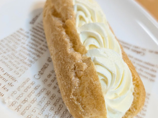 「ファミリーマート ファミマルSweets レアチーズエクレア カシスソース入り」のクチコミ画像 by はるなつひさん