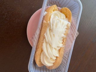 「ファミリーマート ファミマルSweets レアチーズエクレア カシスソース入り」のクチコミ画像 by chan-manaさん