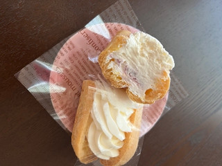 「ファミリーマート ファミマルSweets レアチーズエクレア カシスソース入り」のクチコミ画像 by chan-manaさん