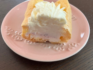 「ファミリーマート ファミマルSweets レアチーズエクレア カシスソース入り」のクチコミ画像 by chan-manaさん