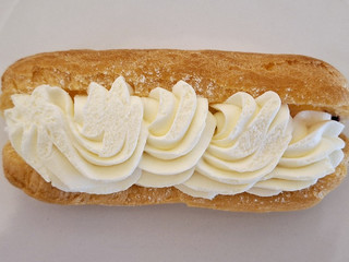 「ファミリーマート ファミマルSweets レアチーズエクレア カシスソース入り」のクチコミ画像 by レビュアーさん