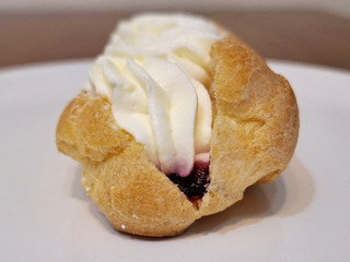 「ファミリーマート ファミマルSweets レアチーズエクレア カシスソース入り」のクチコミ画像 by レビュアーさん