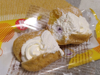 「ファミリーマート ファミマルSweets レアチーズエクレア カシスソース入り」のクチコミ画像 by やっぺさん