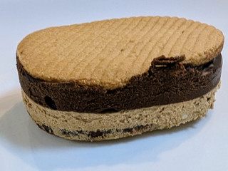 「ファミリーマート ファミマルSweets 生チョコサンド コーヒー」のクチコミ画像 by はるなつひさん