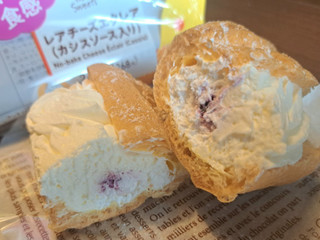 「ファミリーマート ファミマルSweets レアチーズエクレア カシスソース入り」のクチコミ画像 by ピノ吉さん