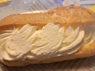 「ファミリーマート ファミマルSweets レアチーズエクレア カシスソース入り」のクチコミ画像 by ピノ吉さん