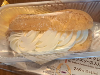 「ファミリーマート ファミマルSweets レアチーズエクレア カシスソース入り」のクチコミ画像 by ピノ吉さん