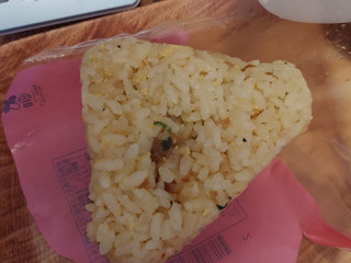 「ローソン おにぎり屋 大きなおにぎり チャーハン」のクチコミ画像 by ハムちゃんハムジさん