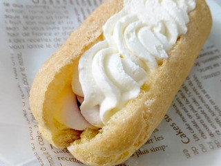 「ファミリーマート ファミマルSweets レアチーズエクレア カシスソース入り」のクチコミ画像 by Falconsableさん