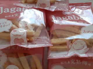 「カルビー Jagabee 紀州産完熟梅味 箱75g」のクチコミ画像 by もこもこもっちさん