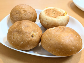 「ヤマザキ BAKE ONE 塩バターコーンパン 袋4個」のクチコミ画像 by はるなつひさん