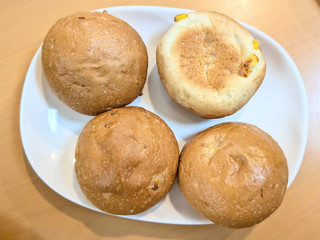 「ヤマザキ BAKE ONE 塩バターコーンパン 袋4個」のクチコミ画像 by はるなつひさん