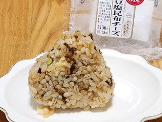 「ニューデイズ もちもちもち麦！枝豆塩昆布チーズおにぎり」のクチコミ画像 by みにぃ321321さん