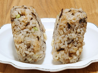 「ニューデイズ もちもちもち麦！枝豆塩昆布チーズおにぎり」のクチコミ画像 by みにぃ321321さん